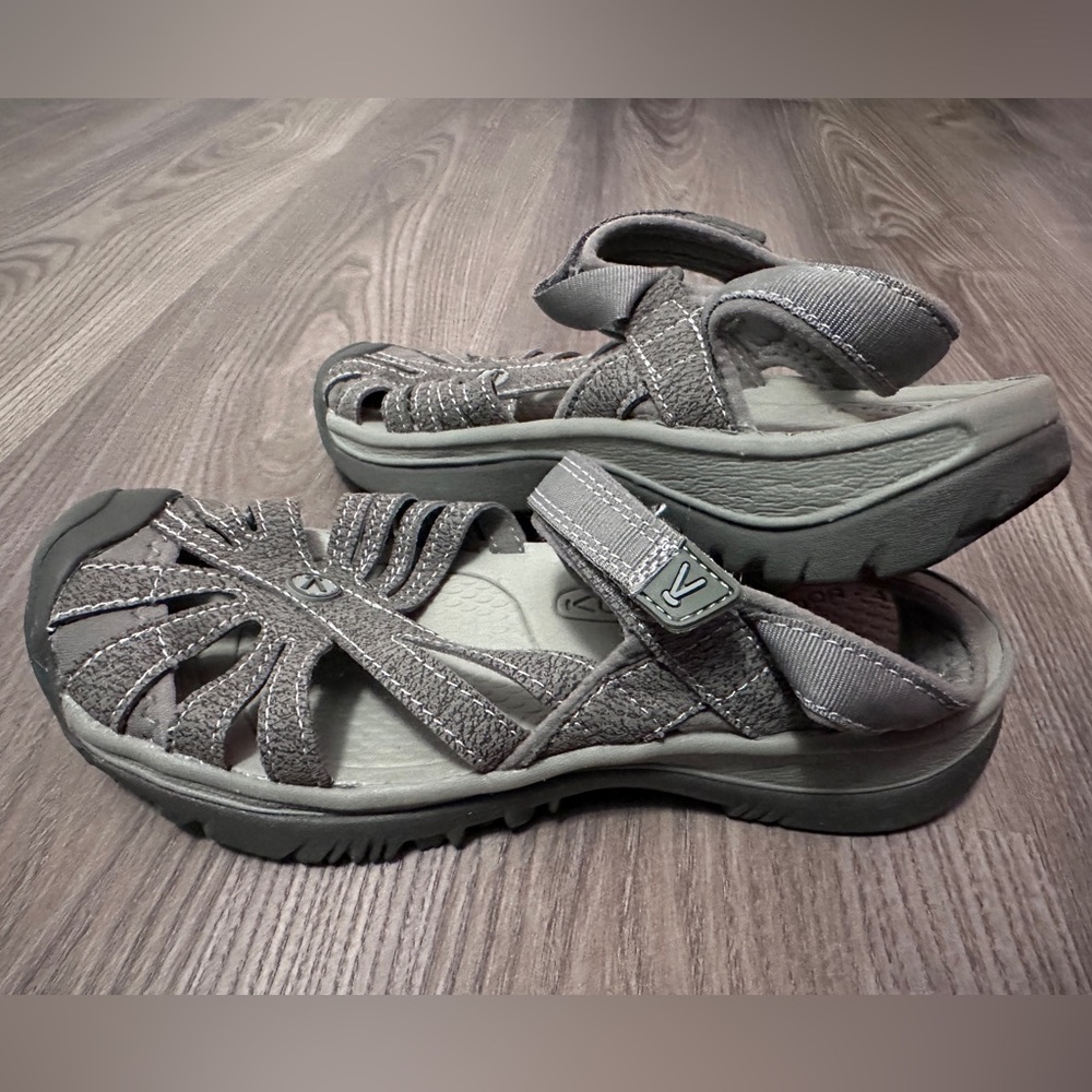 KEEN: Rose Sandal, sz 8, color: gargoyle/raven